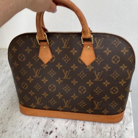 Louis Vuitton Alma - Picture 2 of 15